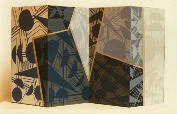 1975 Peinture sculpture de type décor de théâtre sur 2 faces  avec 4 volets chacune : Le petit village sous la neige (4 volets de 25 ½ x 12 cm chacun : Acrylique sur toile de lin collée sur bloc de bois)