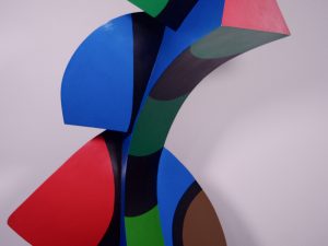 1993 : Les tourennes des vents (142,2 x 50,8 x 71,5 cm) : Sculpture de fibre de pin peinte)