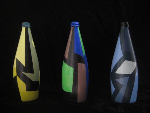 2001 : Sans titre (25 x 9 cm de diamètre variable : Acrylique sur bouteille d’eau de Vichy)